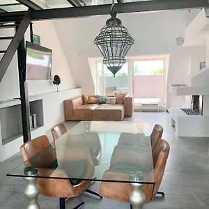 Apartment Schoene Dachgeschoss-maisonette, Munich